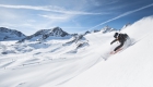 Wintersporter in de poedersneeuw bij de Stubaier Gletsjer.